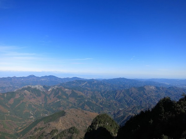 両神山八丁尾根は見渡す限り山