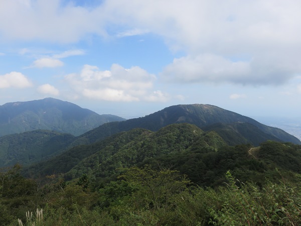 三ノ塔の山頂と、左手奥に見るのが大山