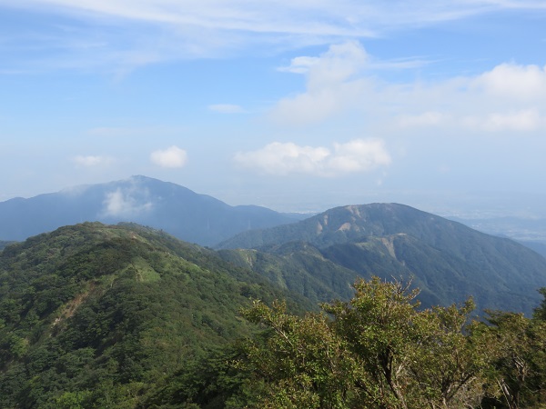 塔ノ岳山頂から左上が大山で、右のピークが三ノ塔