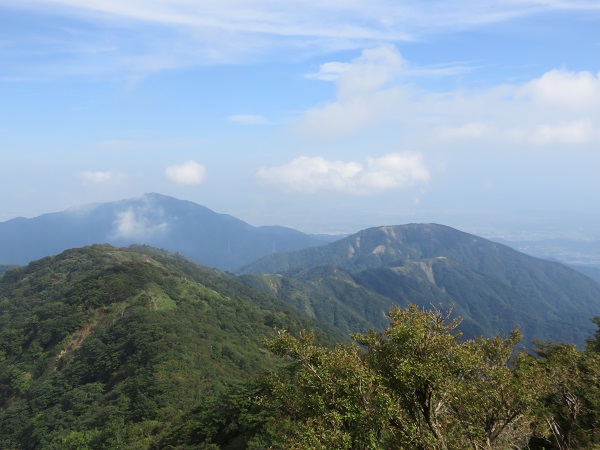 塔ノ岳山頂から左上が大山で、右のピークが三ノ塔