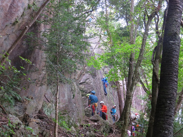 f:id:aohige0718:20170926172619j:plain 馬頭刈山周辺でロッククライミングをしている集団
