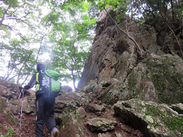 f:id:aohige0718:20170926172700j:plain 小さな岩場がある登山道