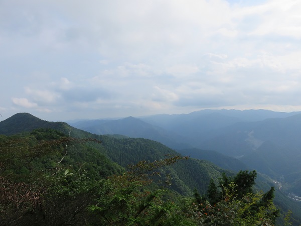 f:id:aohige0718:20170926172724j:plain 左のピークが馬頭刈山