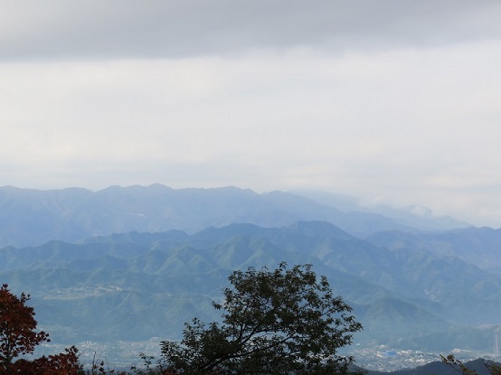 陣馬山から見る権現山と扇山