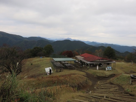 陣馬山の公衆トイレとお茶屋