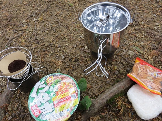 戸倉三山登山中に昼食