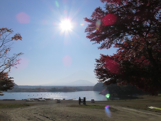 富士山が逆光精進湖