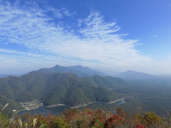 精進湖御坂山塊の山並み