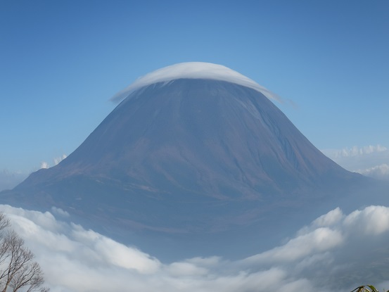 笠雲の富士山モッコリ