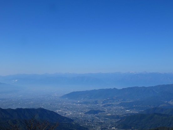 大菩薩嶺の山頂から甲府盆地の景色