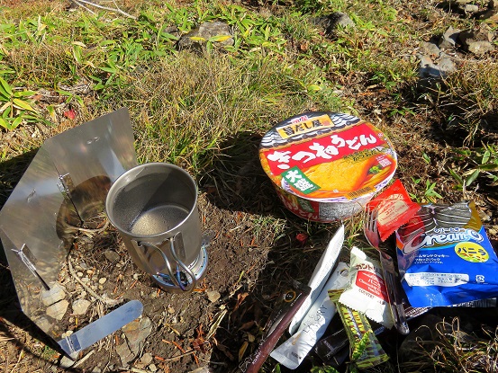 小金沢山の山頂で昼飯