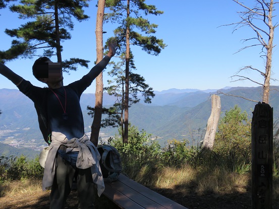 倉岳山の山頂近くの登山者