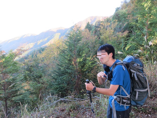 棚ノ入山空の景色に感動している登山者