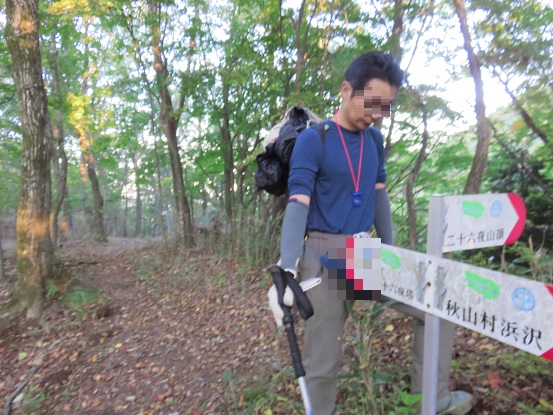 二十六夜山の道標と遊ぶ登山者