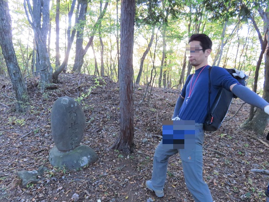 二十六夜塔を見つめる登山者