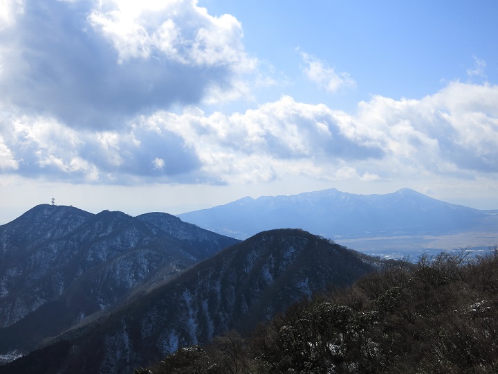金時山の山頂からの愛鷹山景色