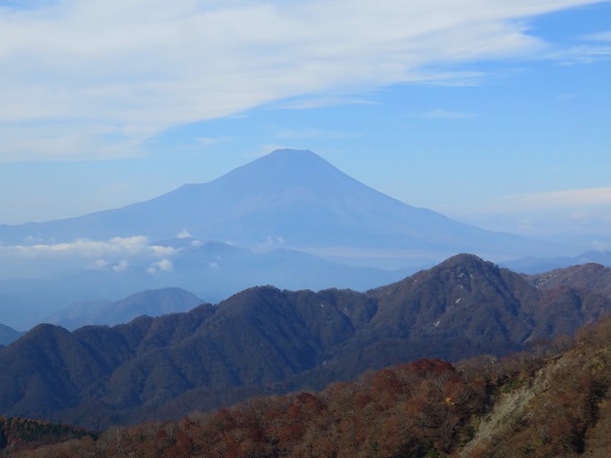 f:id:aohige0718:20171105225102j:plain 夏山のような富士山