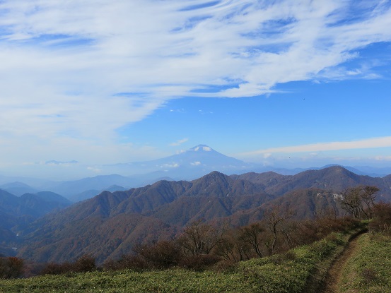 f:id:aohige0718:20171105225247j:plain 富士山の山頂に雪