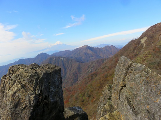 f:id:aohige0718:20171105225355j:plain 鬼ヶ岩蛭ヶ岳・富士山の眺め