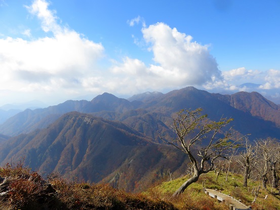 臼ヶ岳の奥に見えている同角ノ頭