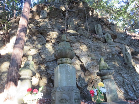 天覧山の山頂直下にある石仏群