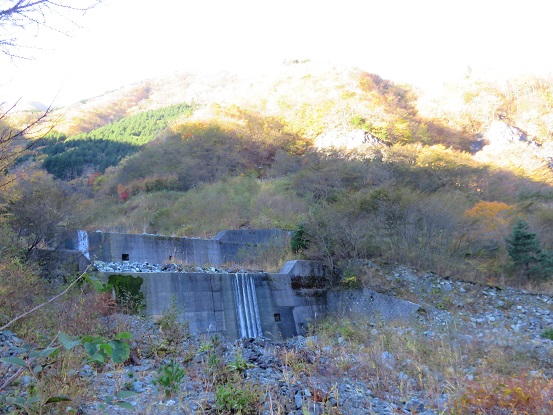 f:id:aohige0718:20171114200522j:plain 蔵尾根の入口付近砂防ダムの写真