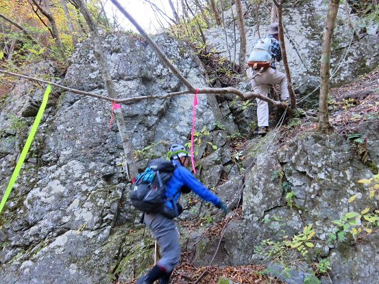 f:id:aohige0718:20171114200633j:plain 地蔵尾根の取付地点(登山口)