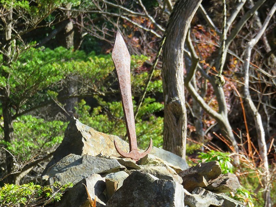 f:id:aohige0718:20171114200855j:plain 地蔵岳周辺のピーク謎の剣