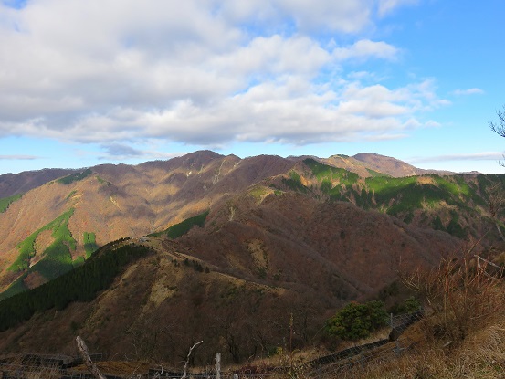三ノ塔から見る丹沢表尾根の山並