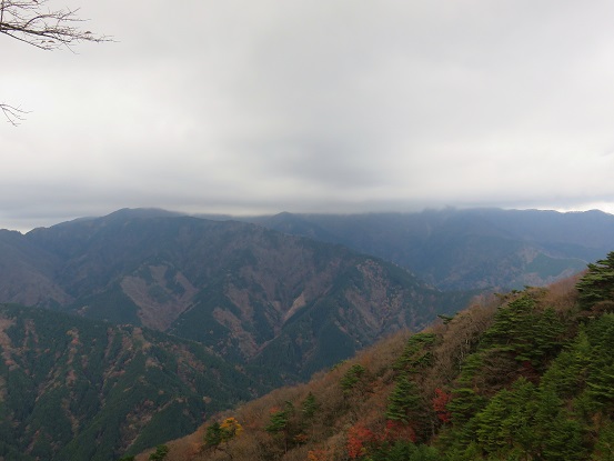 塔ノ岳・丹沢山の山頂付近