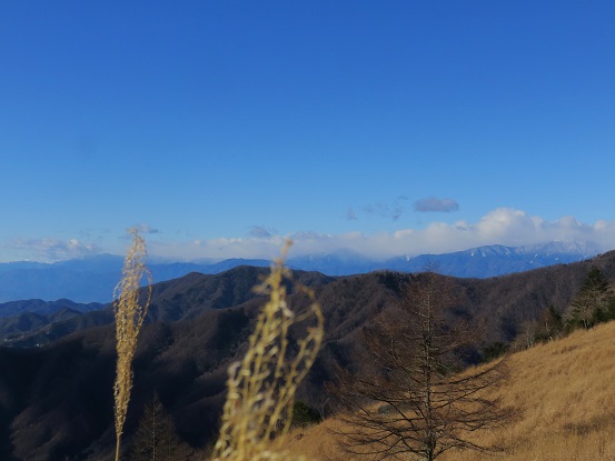 >乾徳山扇平から南アルプスの稜線景色