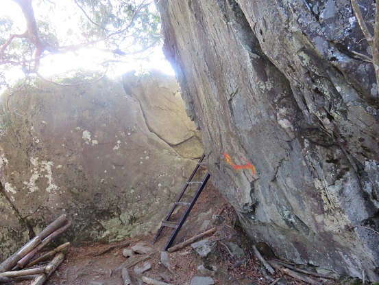 乾徳山登山道の鎖場や梯子