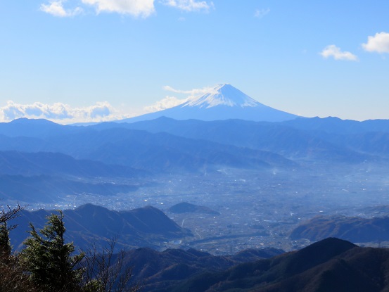 乾徳山登山道からの富士山の景色