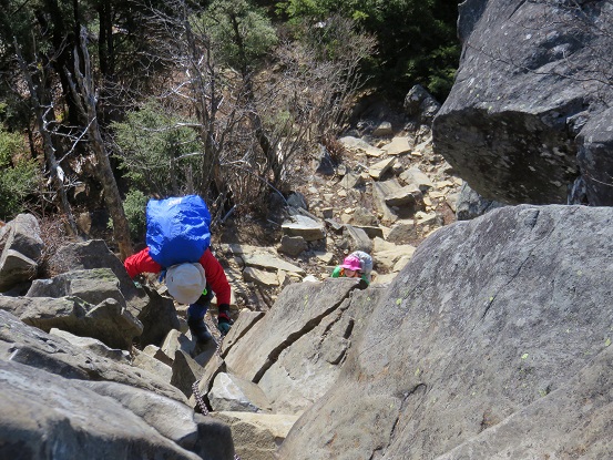 鳳岩を覗き込む