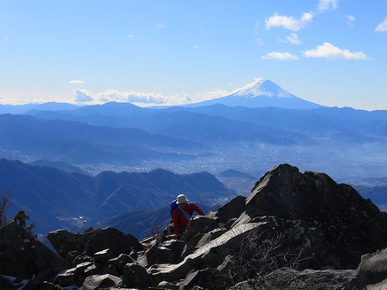 鳳岩の鎖場をこなして登ってた