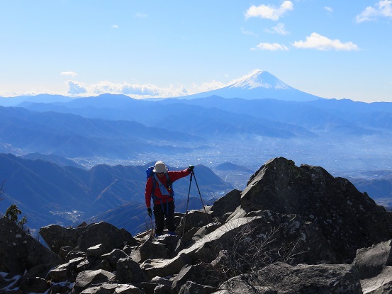 登山ストックを持つ乾徳山登山者