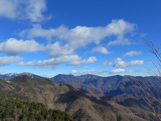 乾徳山・黒金山へのルート上から雁坂方面景色