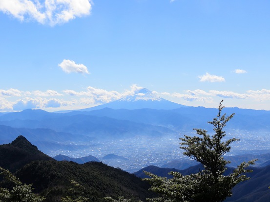 富士山と乾徳山笠盛山からの景色