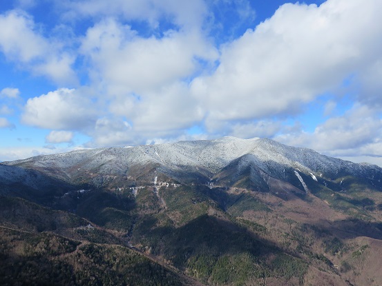 黒金山の山頂からの北奥千丈岳の展望