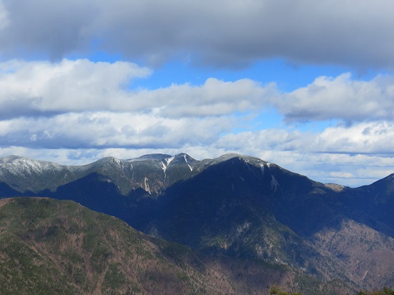 黒金山から木賊山と甲武信ヶ岳景色