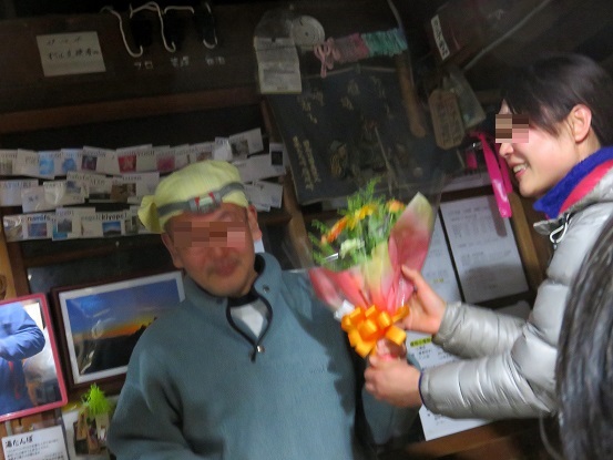引退セレモニー雁坂小屋の様子