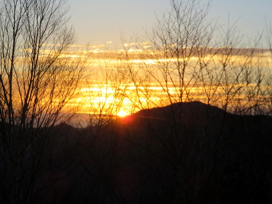 f:id:aohige0718:20171128231805j:plain 雁坂小屋からの夜明けの様子