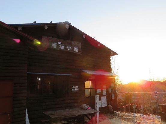 f:id:aohige0718:20171128231953j:plain 雁坂小屋と朝日