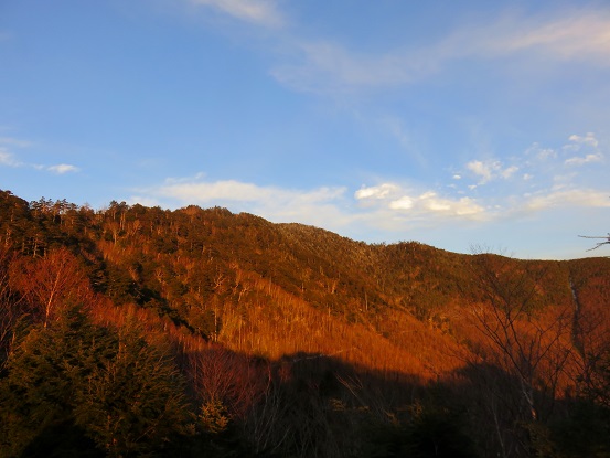 f:id:aohige0718:20171128232001j:plain 雁坂小屋からモルゲン雁坂嶺の景色