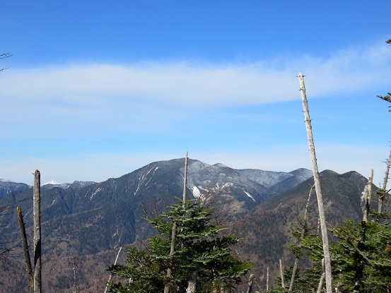 f:id:aohige0718:20171128232105j:plain 水晶山の隙間から木賊山方面n