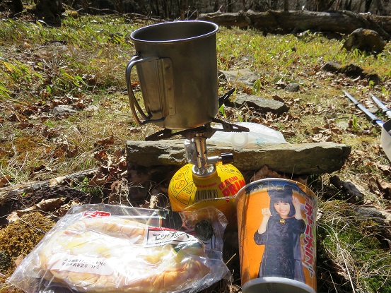 f:id:aohige0718:20171129210703j:plain 雁峠の水場周辺昼飯