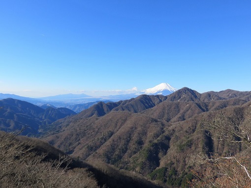 弁当沢ノ頭から見西丹沢の山並みと富士山