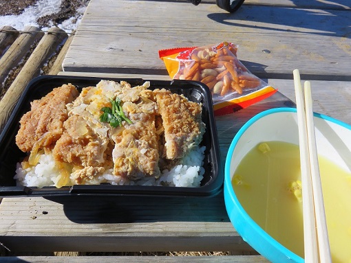 蛭ヶ岳の山頂でカツ丼