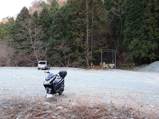 玄倉ゲート前に駐車場