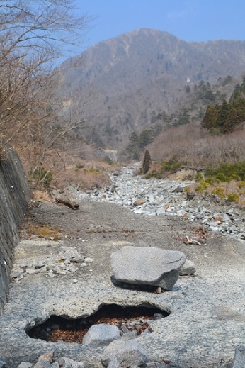 落石で林道に穴が